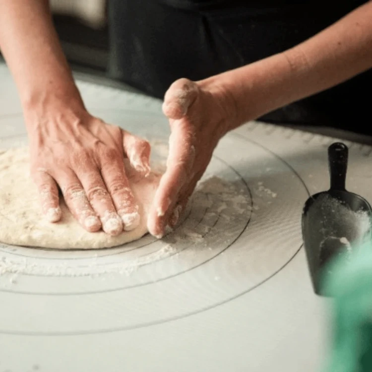 Maku-Kitchen-life- Mata-silikonowa-do-pieczenia-64x64cm-Porjun (4).webp