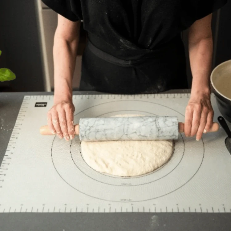 Maku-Kitchen-life- Mata-silikonowa-do-pieczenia-64x64cm-Porjun (5).webp
