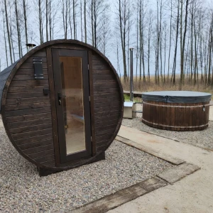 sauna z balią w ogrodzie.webp